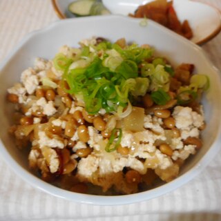 ザーサイそぼろ納豆丼